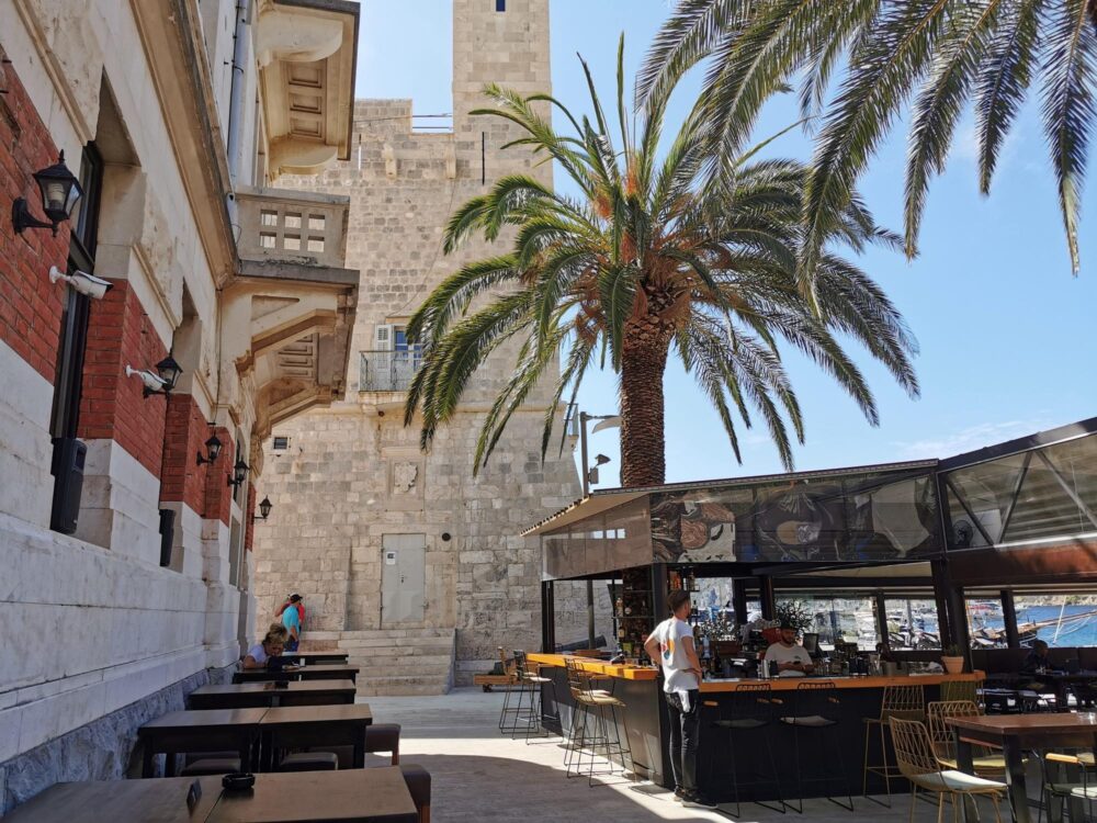 Komiža sur l'île de Vis en Croatie