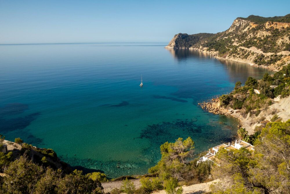 La belle crique de Cala Lentrisca près d'Es Cubells, Ibiza, Baléares, Espagne