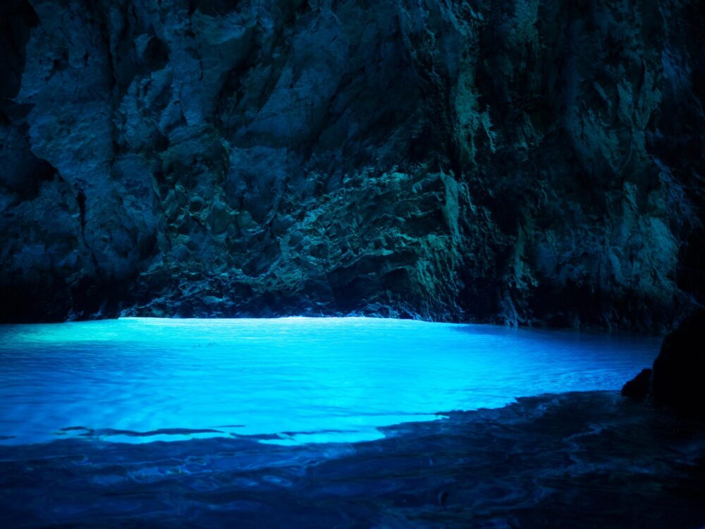 La grotte bleue sur l’île de Biševo en Croatie