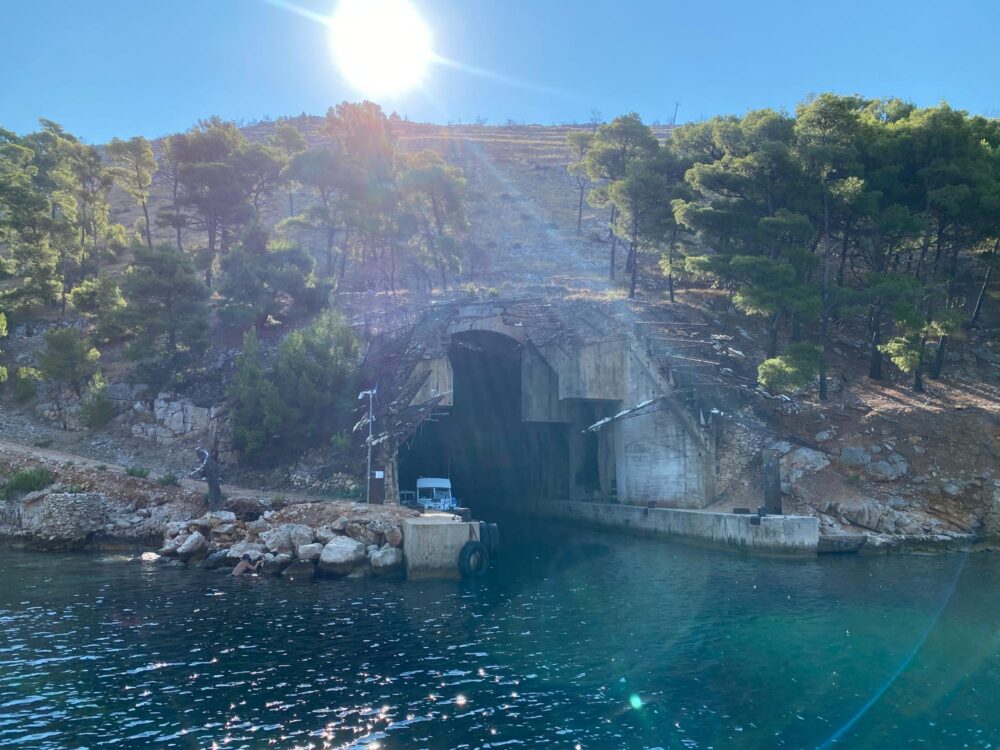  La grotte de Tito sur l'île de Vis en Croatie