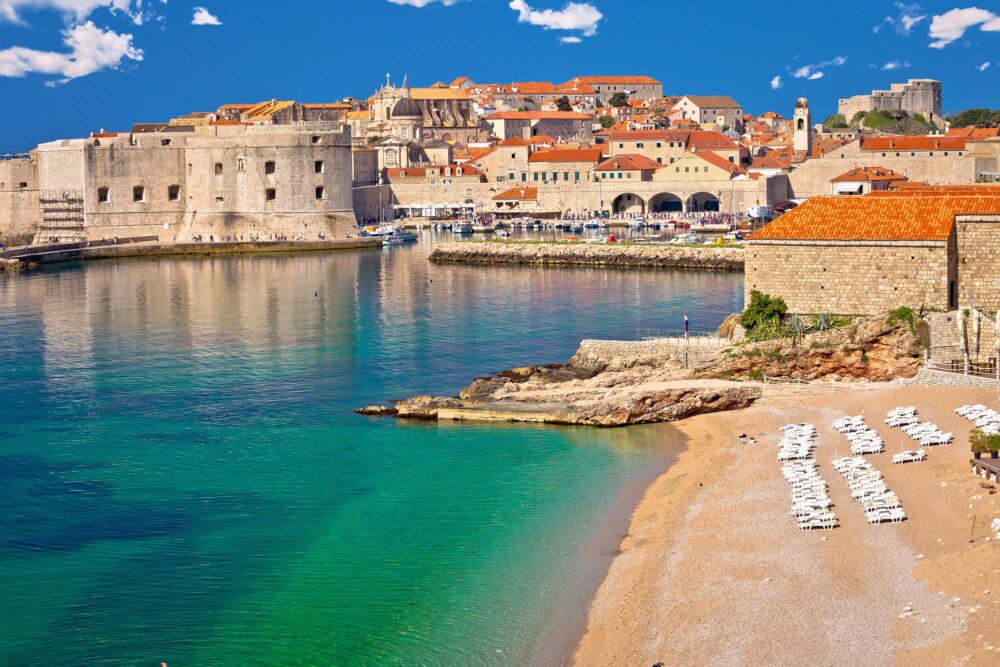 La plage de Banje à Dubrovnik en Croatie