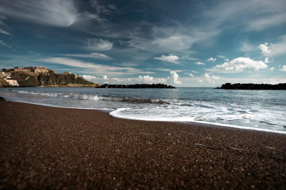 La plage de Chiaiolella à Procida
