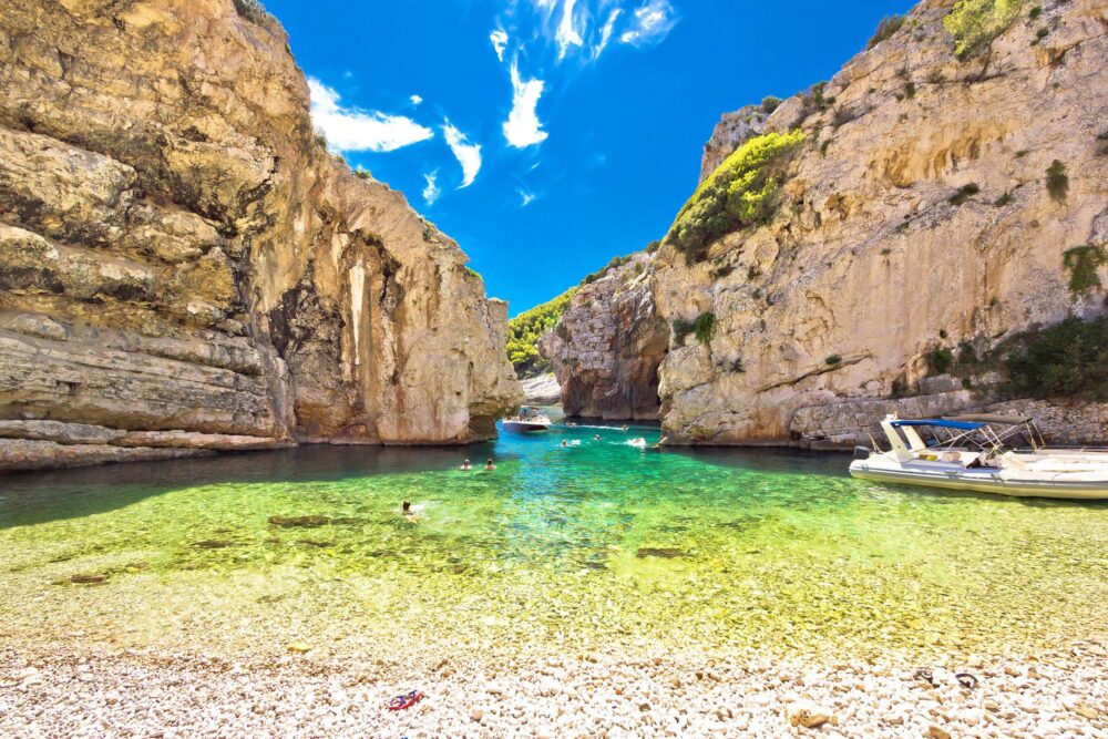 La plage de Stiniva sur l'île de Vis en Croatie