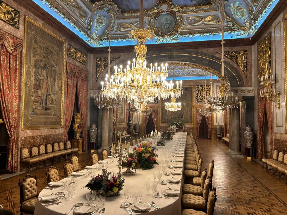 La superbe salle du banquet au palais royal de Madrid