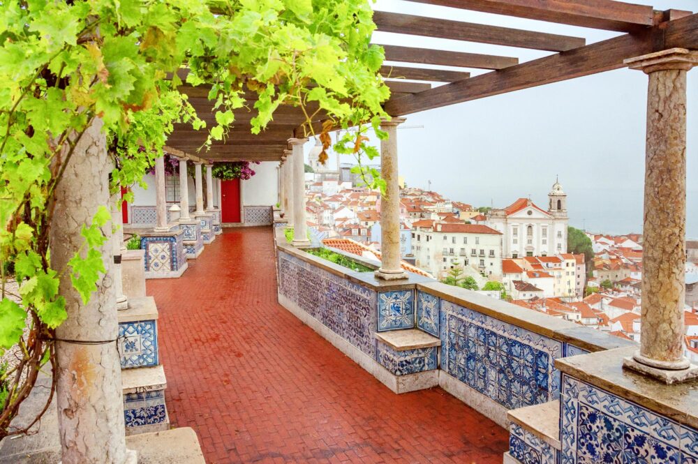 Le Miradouro de Santa Luzia dans le quartier de l'Alfama à Lisbonne