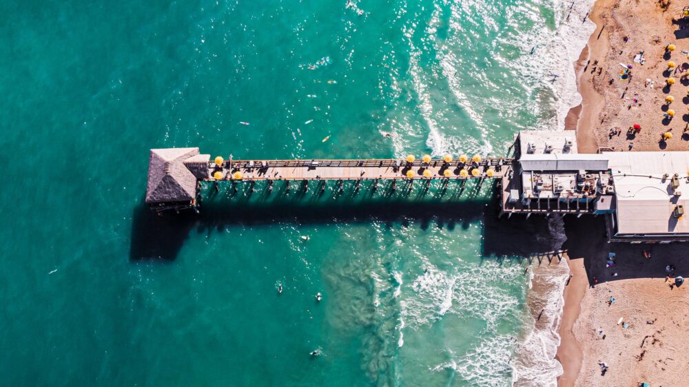 Le fameux Cocoa Beach pier vu du ciel.