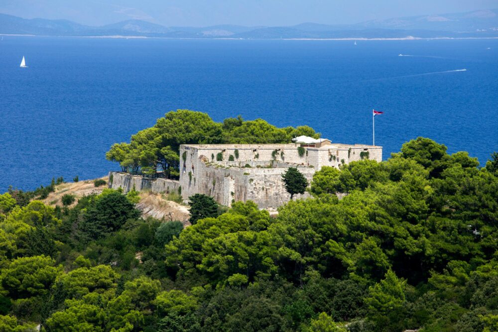 Le fort George sur l'île de Vis en Croatie