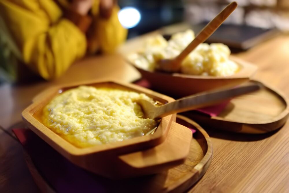 Le kačamak, un plat typique de Žabljak, Monténégro