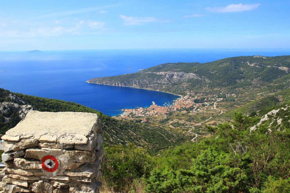 Le mont Hum sur l'île de Vis en Croatie