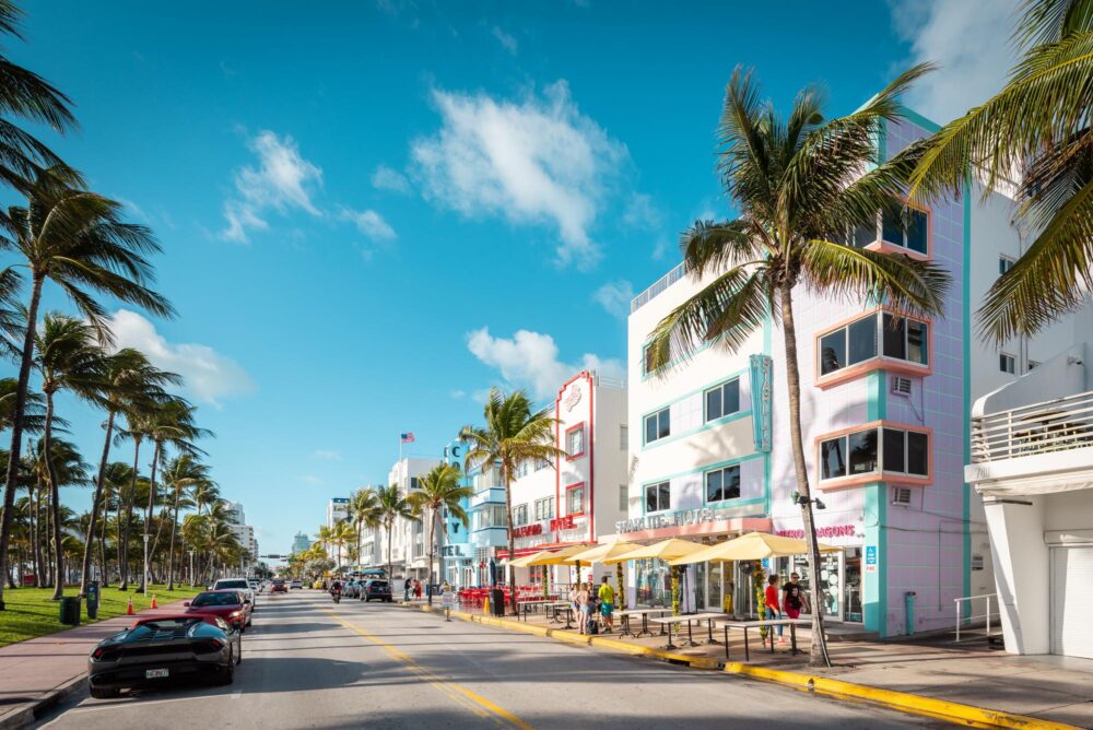 Les bâtiments Art déco sur Ocean Drive à Miami en Floride