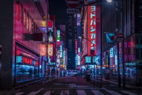 Les enseignes lumineuses du quartier de Shinjuku à Tokyo