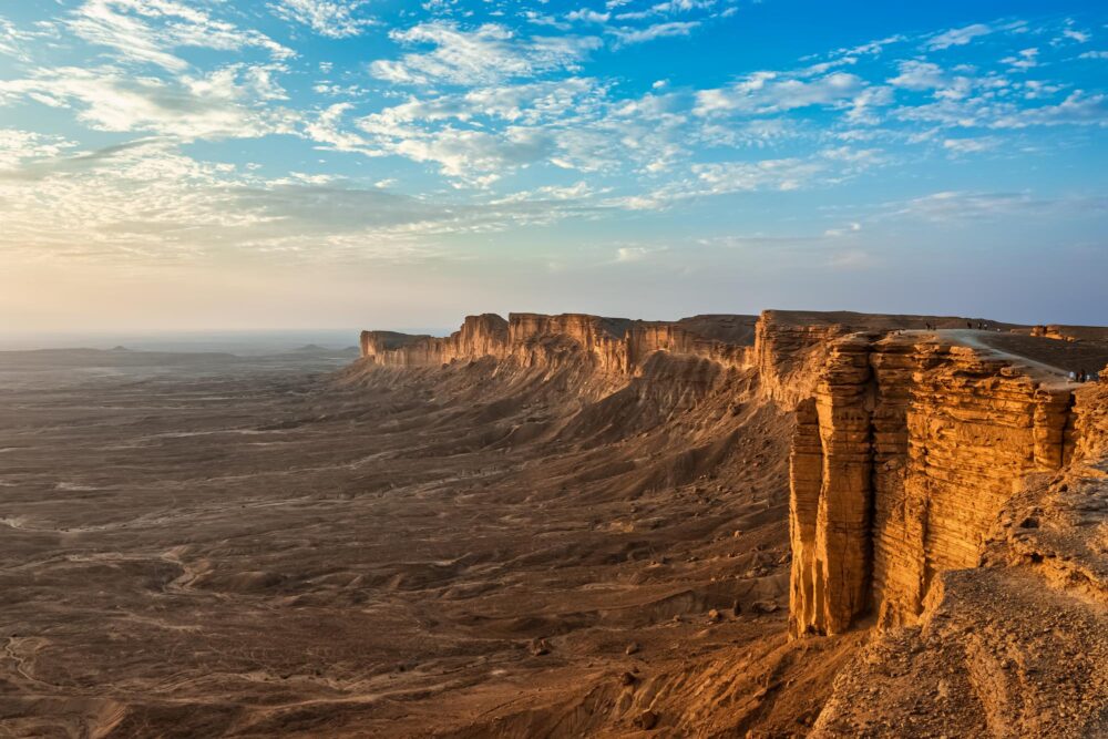 Les falaises abruptes de l'Edge of the World en Arabie Saoudite