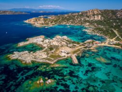 Littoral de la Maddalena en Italie
