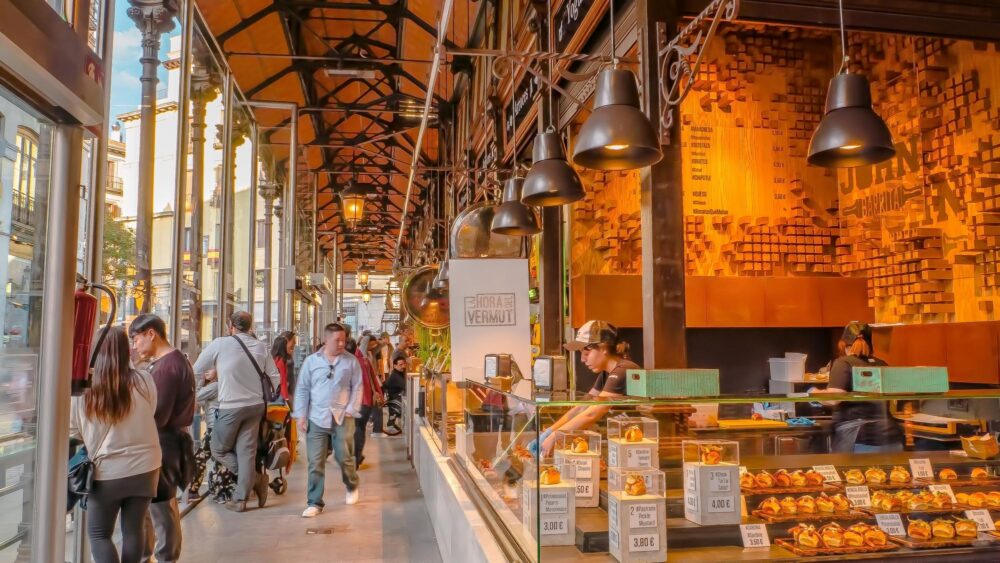 Manger des tapas en famille au marché de San Miguel à Madrid