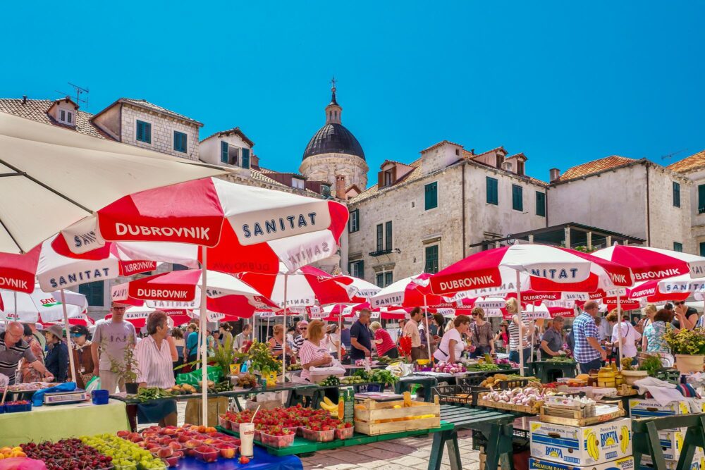 Marché dans la vieille ville de Dubrovnik en Croatie