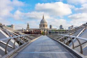 Millennium Bridge à Londres au Royame-Uni