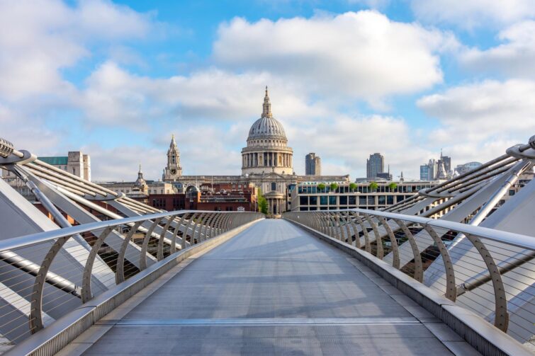 Millennium Bridge à Londres au Royame-Uni