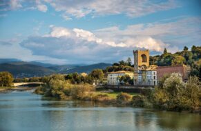 Nuages au-dessus du pont de San Niccolò, de la Porta San Niccolò et de la Tour de San Niccolò près du fleuve Arno à Florence, en Italie.