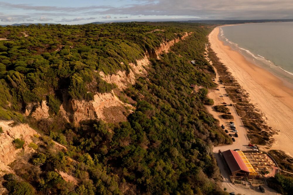 Paysage aérien de la longue plage de sable de Fonte da Telha, Portugal
