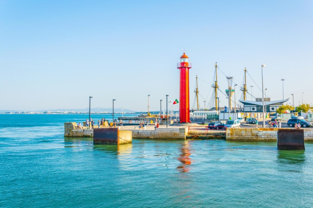 Promenade en front de mer à Cacilhas, Portugal