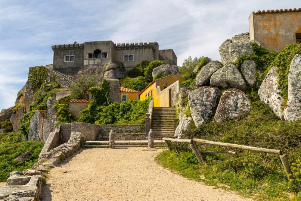 Promenade menant à la chapelle historique de notre dame de Peninha à sintra, portugal