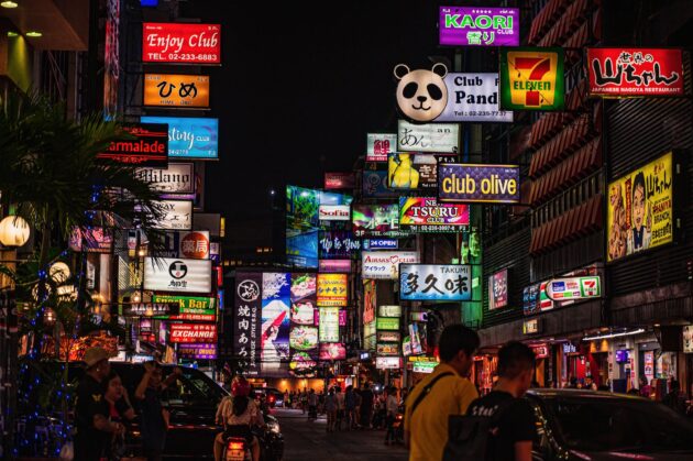 Rue Silom de nuit avec ses néons