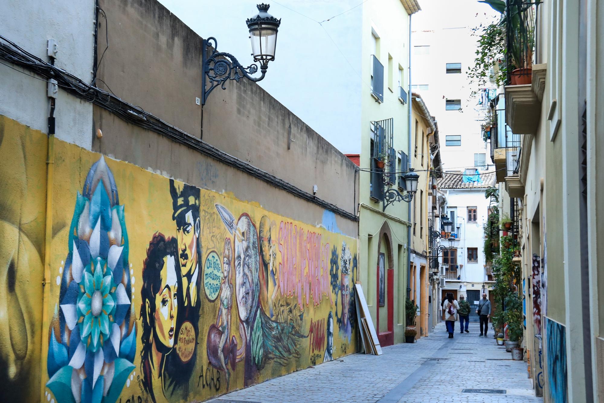 Rue avec street art dans le quartier d'El Carmen à Valence