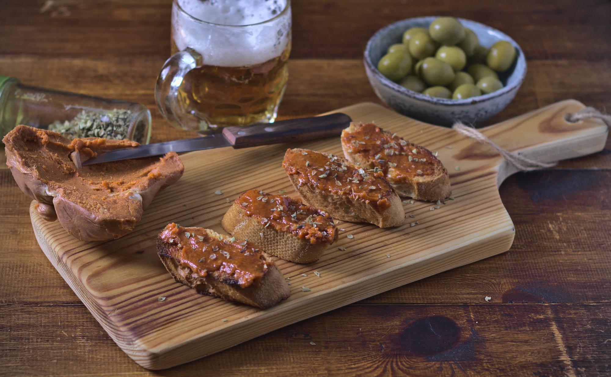 Toasts de sobrasada de Menorca avec bière et olives, spécialité de Minorque