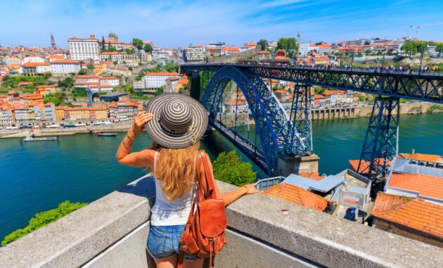 Touriste visitant Porto au Portugal
