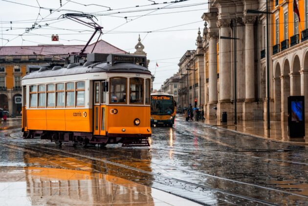 Tramway de Lisbonne sous la pluie au Portugal