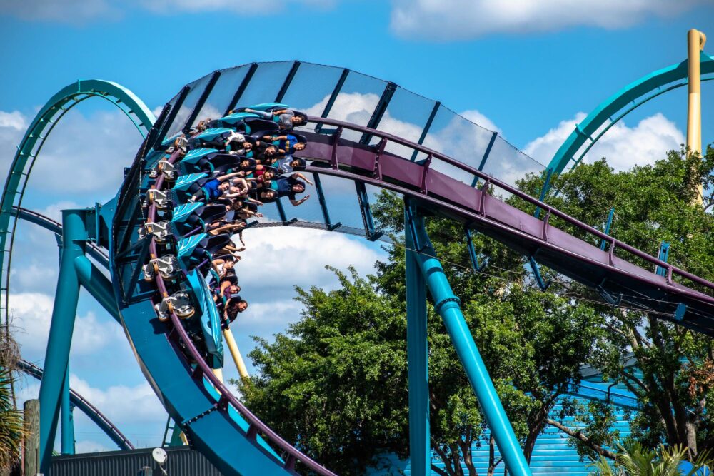 Une montagne russe dans l'un des nombreux parcs d'attractions d'Orlando en Floride