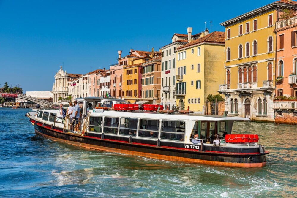 Vaporetto sur le Grand Canal de Venise