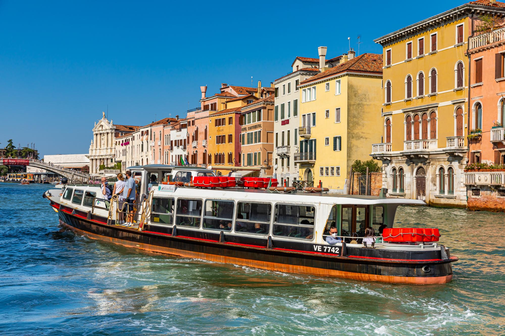 Vaporetto sur le Grand Canal de Venise