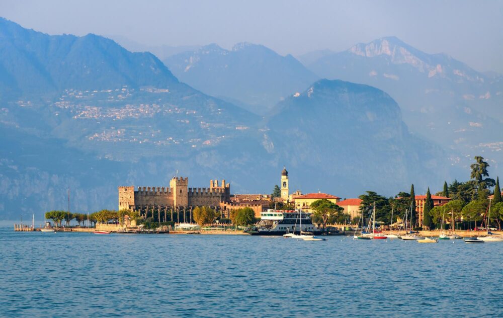 Ville de Torri del Benaco sur le lac Lago di Garda dans les Alpes, Italie