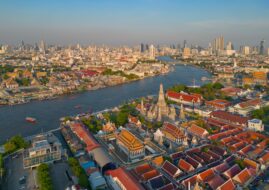 Vue aérienne du Grand Palais et de la rivière sur l'île de Rattanakosin à Bangkok, Thaïlande