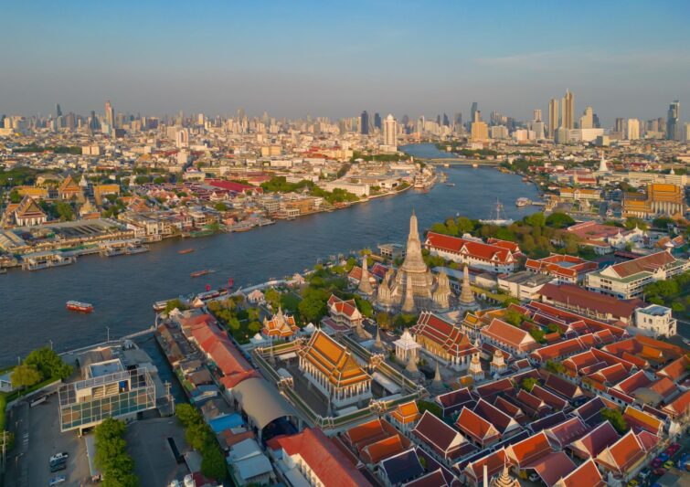 Vue aérienne du Grand Palais et de la rivière sur l'île de Rattanakosin à Bangkok, Thaïlande