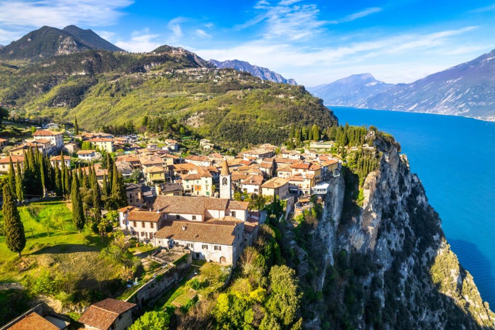 Vue aérienne du village de Tremosine, Lac de Garde, Lombardie, Italie
