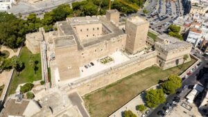 Vue aérienne sur le château normand-souabe dans le centre historique de Bari, Pouilles, Italie