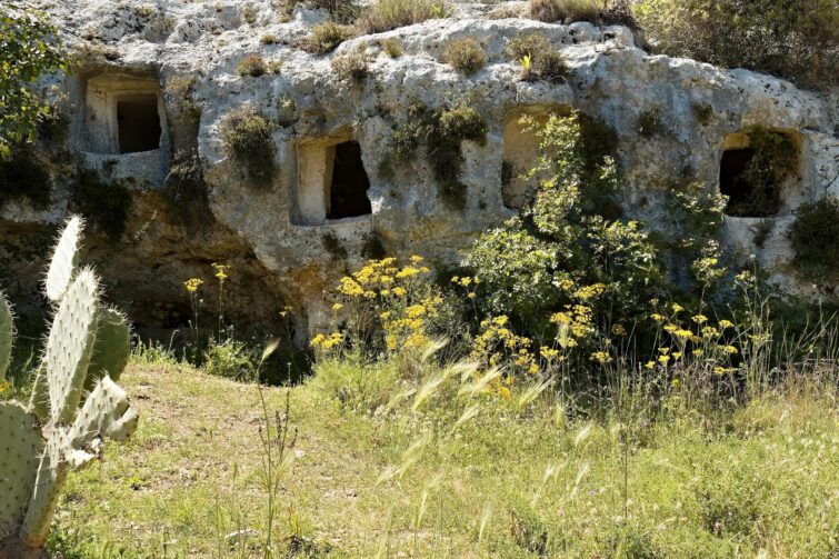 Vue de tombes rupestres dans la nécropole préhistorique de Pantalica