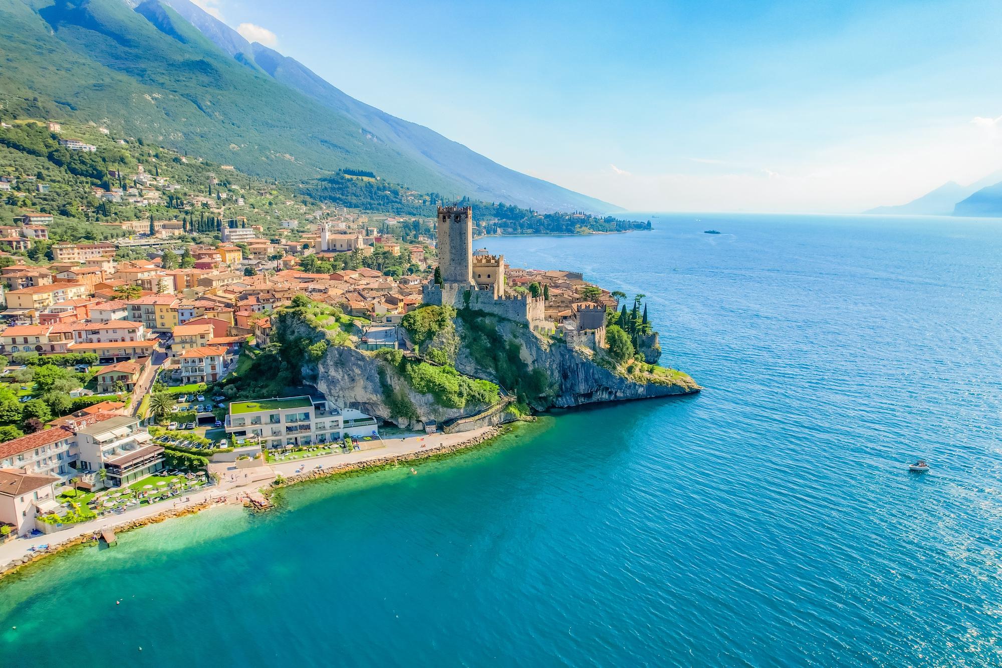 vue aérienne de Malcesine et le Lac de Garde en Italie
