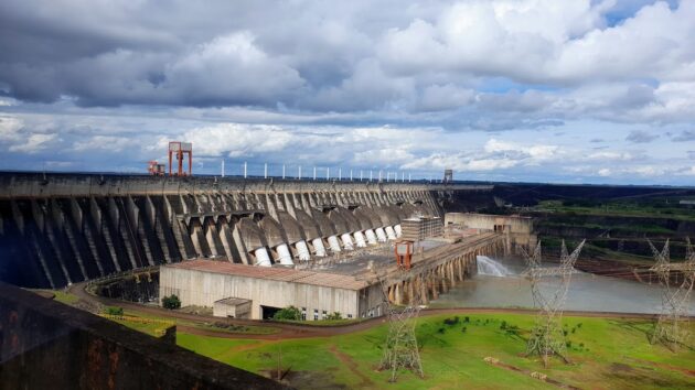 Barrage d'Itaipu, Itaipú