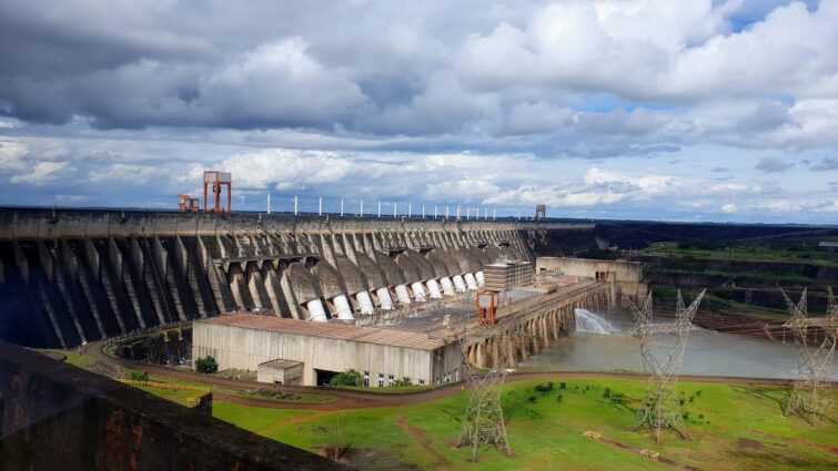 Barrage d'Itaipu, Itaipú