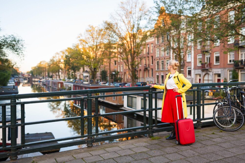 Femme faisant une visite express de la ville d'Amsterdam