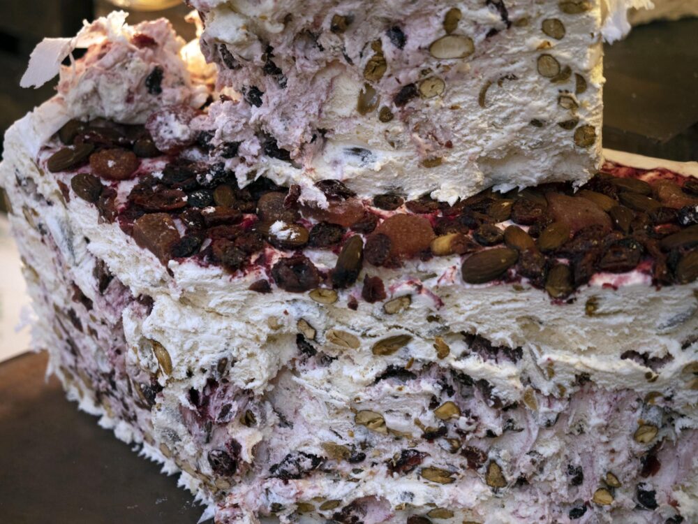 Gros plan sur nougat artisanal de Montélimar