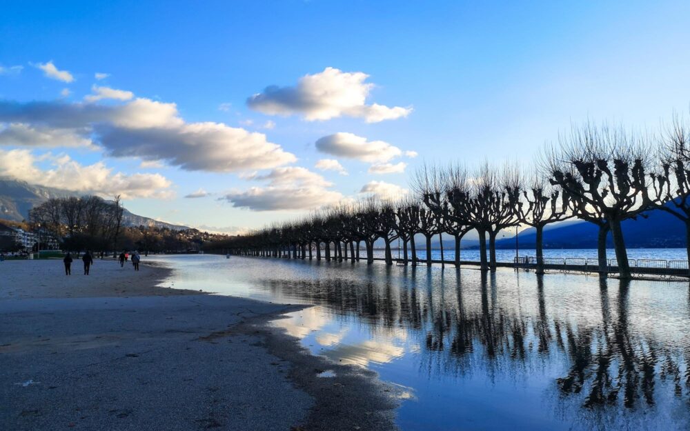 Inondation sur les rives du lac du Bourget à Aix-les-Bains sur l'esplanade