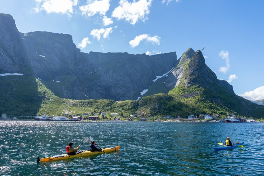 Kayak dans les fjords des Îles Lofoten, Norvège