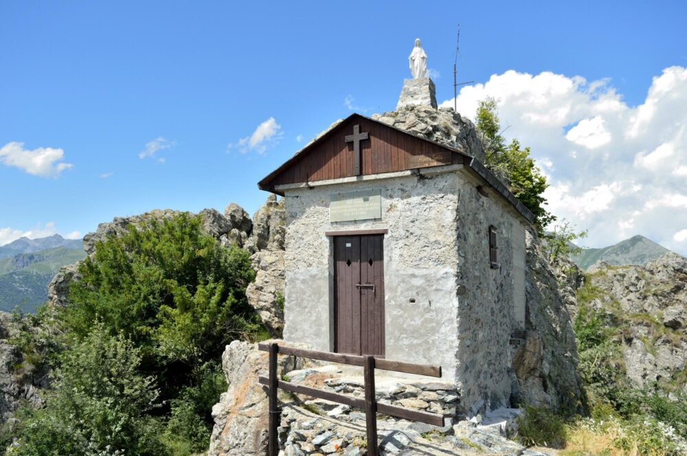 La chapelle au sommet du mont Rocca Sella près de Turin