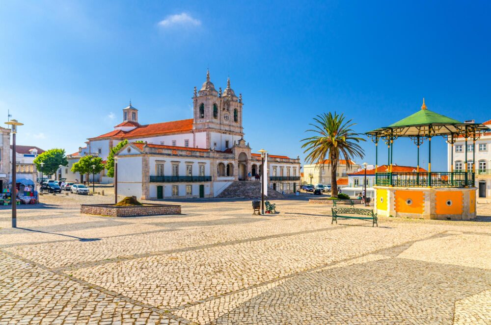 La colline du quartier du Sitio à Nazaré, Portugal
