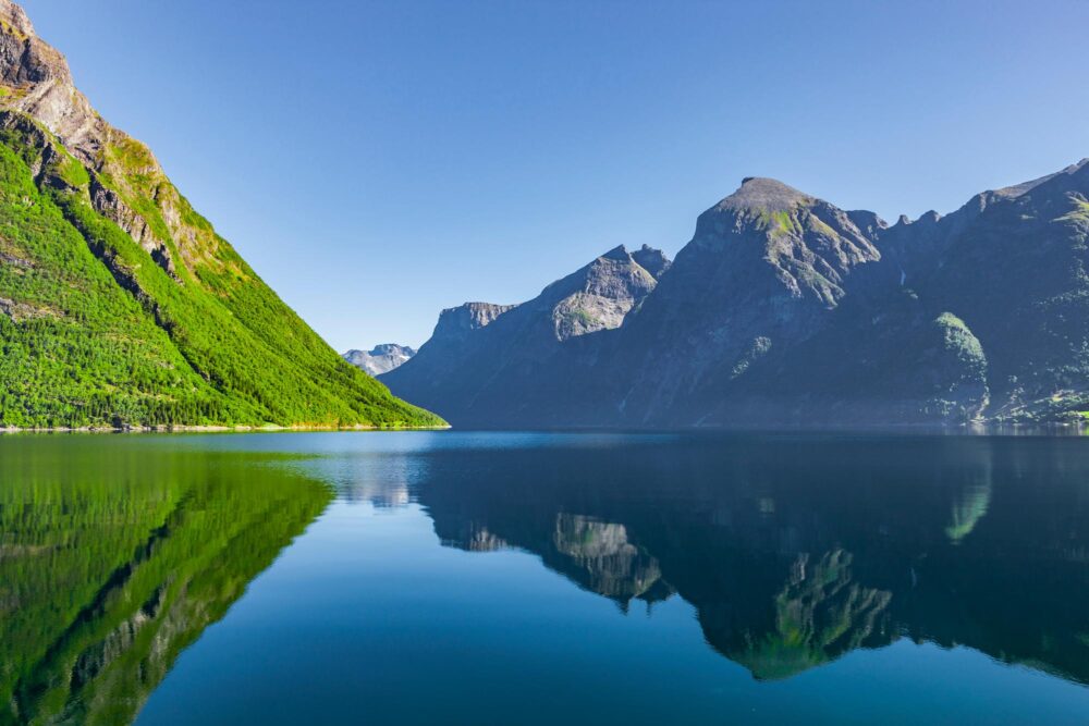 Le fjord Hjørundfjord, Norvège