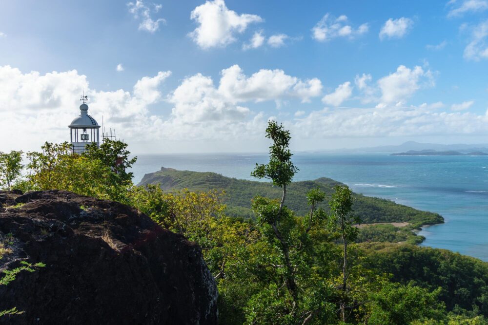 Le phare et le point de vue depuis la presqu’île de la Caravelle